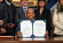 Adams firma ley para edificar vivienda crítica