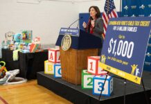 Hochul propone ampliar crédito fiscal para entregar hast $1.000 por niño
