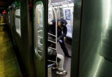 Policía de Nueva York crea unidad para castigar a quienes orinan o mendigan en el metro