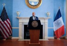 Adams nombra a Adolfo Carrion Jr. vicealcalde de vivienda