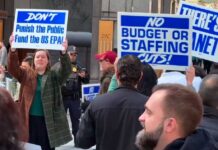Trabajadores de EPA salen a protestar en NYC
