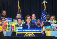 Hochul anuncia cheques por casi $5,000 para las familias trabajadoras