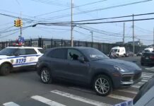 Agentes NYPD disparan contra sospechosos un concesionario