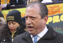 El contralor de Nueva York es detenido por agentes de inmigración