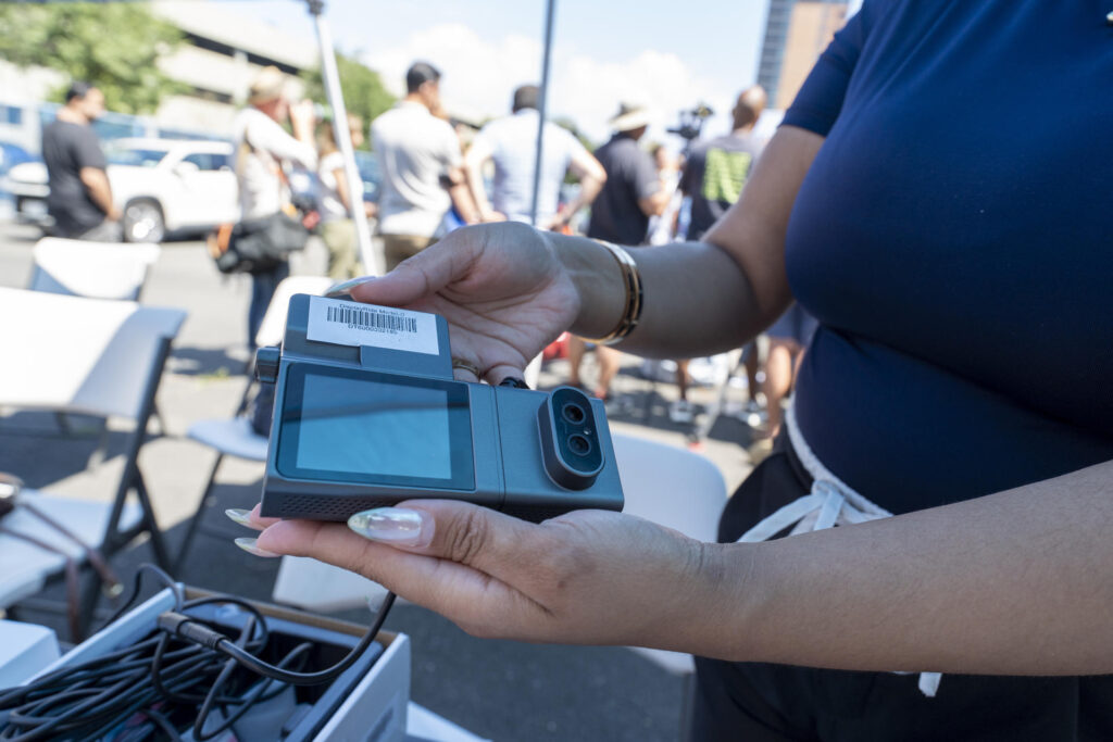 Una persona sostiene una cámara de seguridad durante el lanzamiento de la 'Operación Ojos Claros' este martes, en Nueva York (EE.UU). EFE

