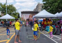 Niños juegan en el área de descanso de Poe Park durante el programa Calles de Verano 2024 en el Bronx. Crédito: NYC DOT
