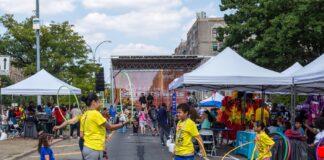 Niños juegan en el área de descanso de Poe Park durante el programa Calles de Verano 2024 en el Bronx. Crédito: NYC DOT