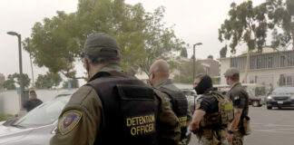 Agentes federales supervisando la frontera con Mexico. EFE