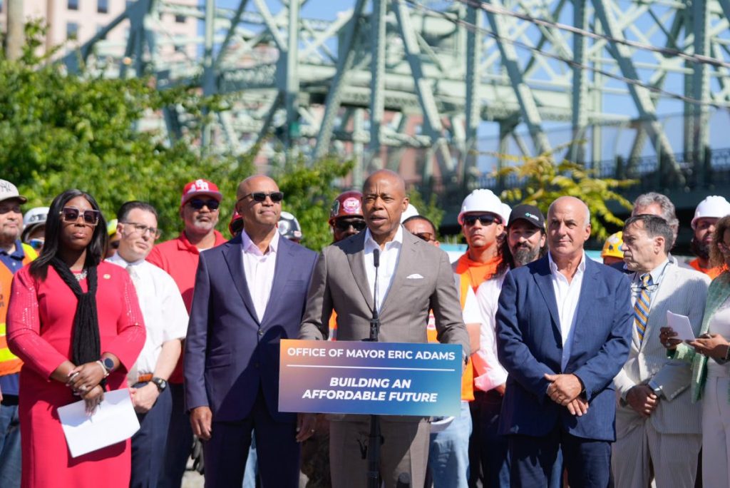 El alcalde Eric Adams, afirma que está comprometido con la edificación de más vivienda asequible para los trabajadores. Foto nyc