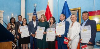 El alcalde de la ciudad de Nueva York, entregó reconocimientos a peruanos destacados, con ocasión de la celebracion de la Independencia del Perú. fotox mayor