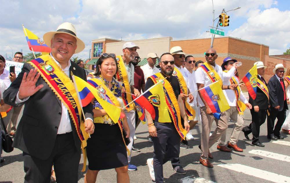 El comisionado de Inmigración de la ciudad, Manuel Castro y el concejal Francisco Moya, entre otras personalidades en el Desfile Ecuatoriano de NY 2025. Foto contribuida