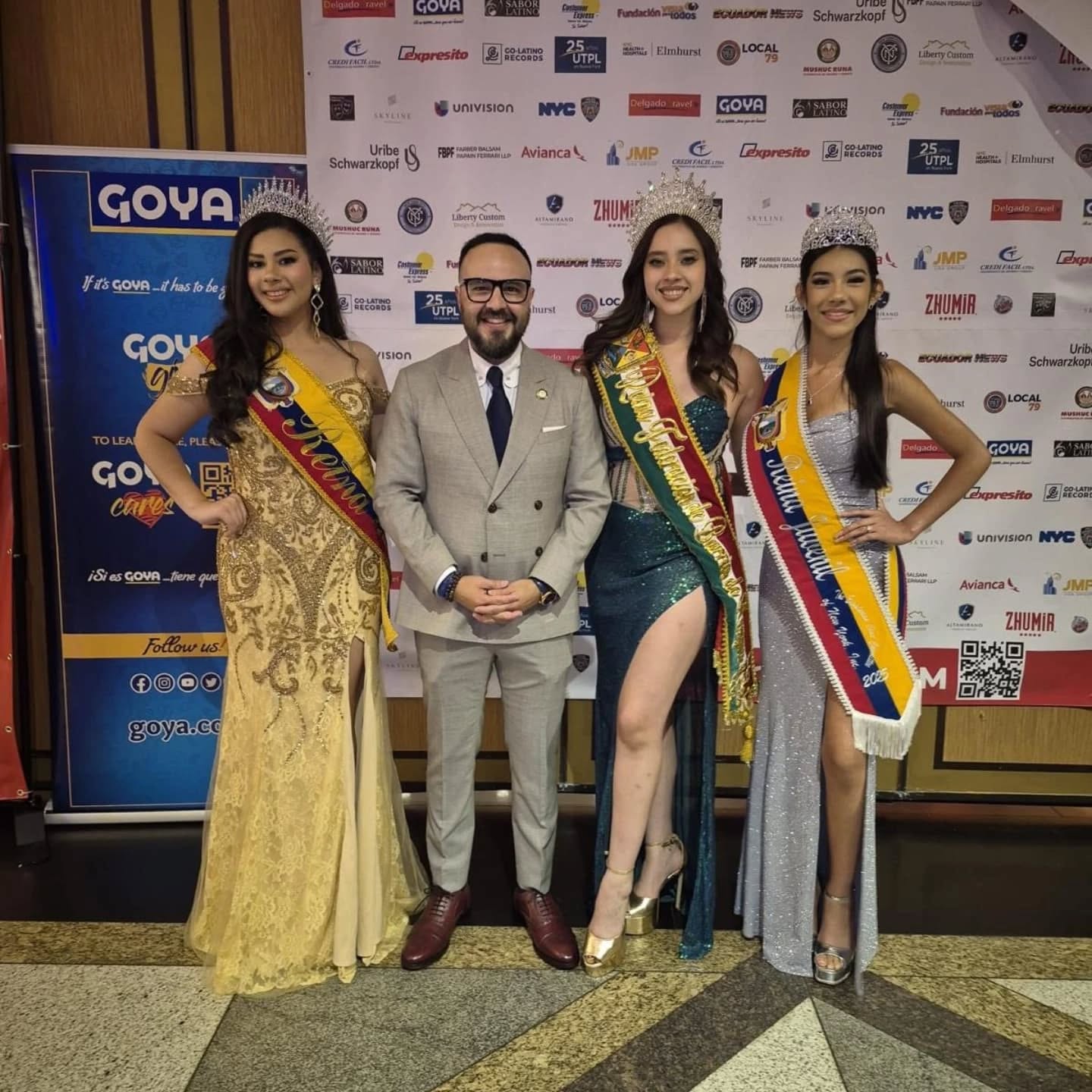 El concejal Francisco Moya junto a las reinas del Desfile Ecuatoriano de Nueva York. foto moya