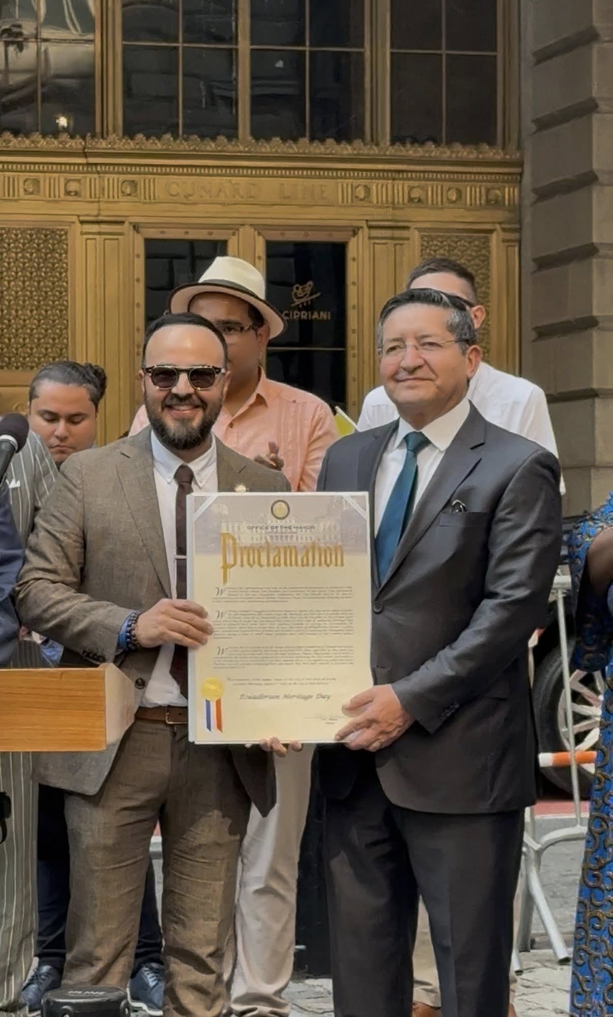 El concejal Moya entrega una proclamación al cónsul general de Ecuador en Nueva York, por la independencia de Ecuador. foto consulado