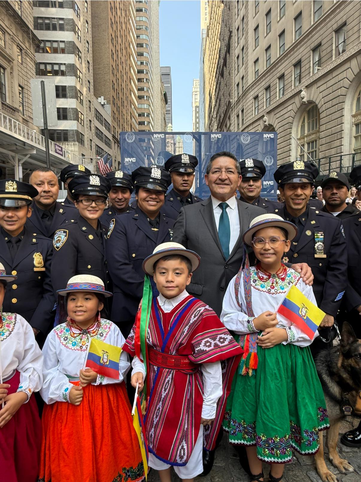 El cónsul general de Ecuador durante el acto de izamiento de la bandera ecuatoriana en Manhattan. foto consulado ny