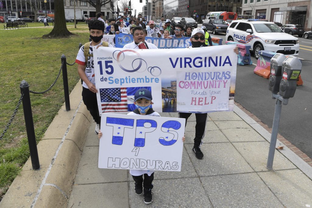 Inmigrantes hondureños protestan contra la anulación del TPS. EFE