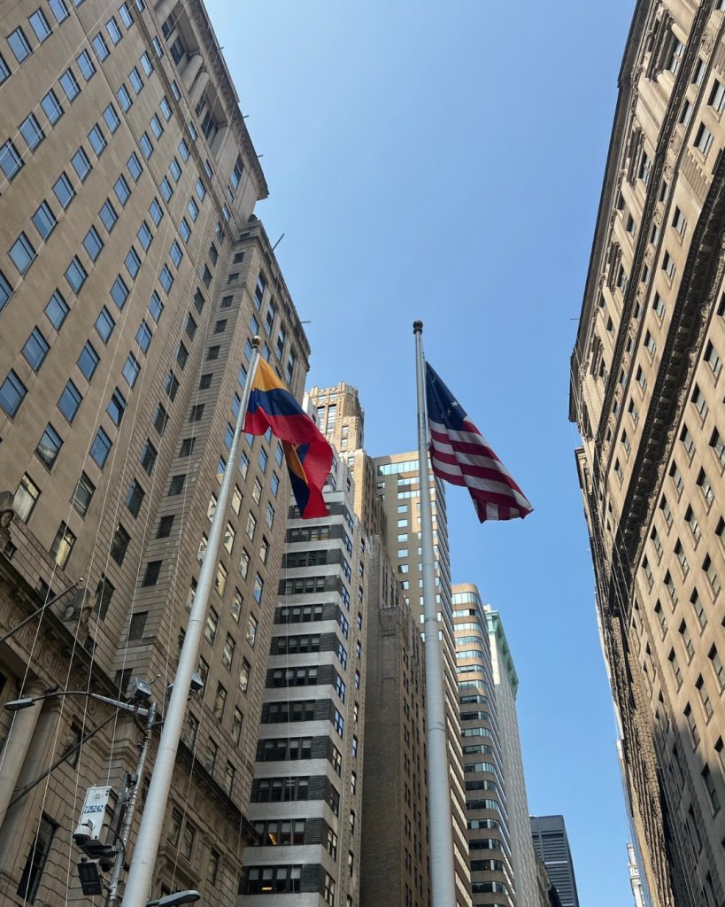 La bandera de Ecuador fue izada en Manhattan recientemente. Foto Consulado SM