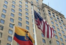 La bandera ecuatoriana se luce en la capital del mundo. Fue Izada por el alcalde Eric Adams y el cónsul general de Ecuador en Nueva York. foto consulado