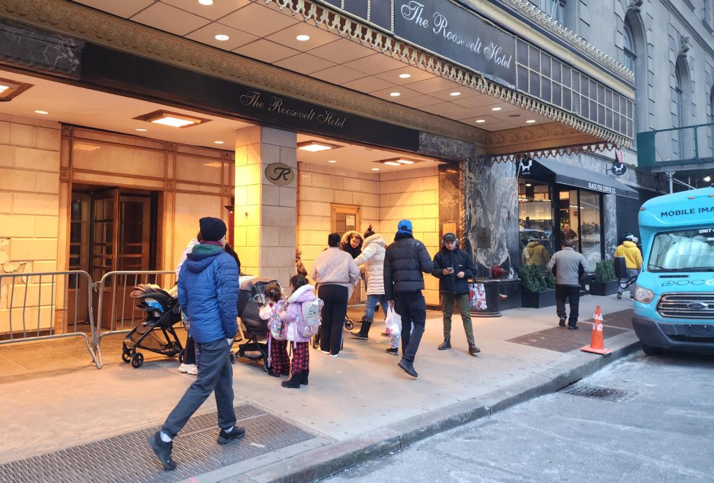 Padres esperan con sus niños al autobús escolar en Nueva York. Imagen de archivo. EFE