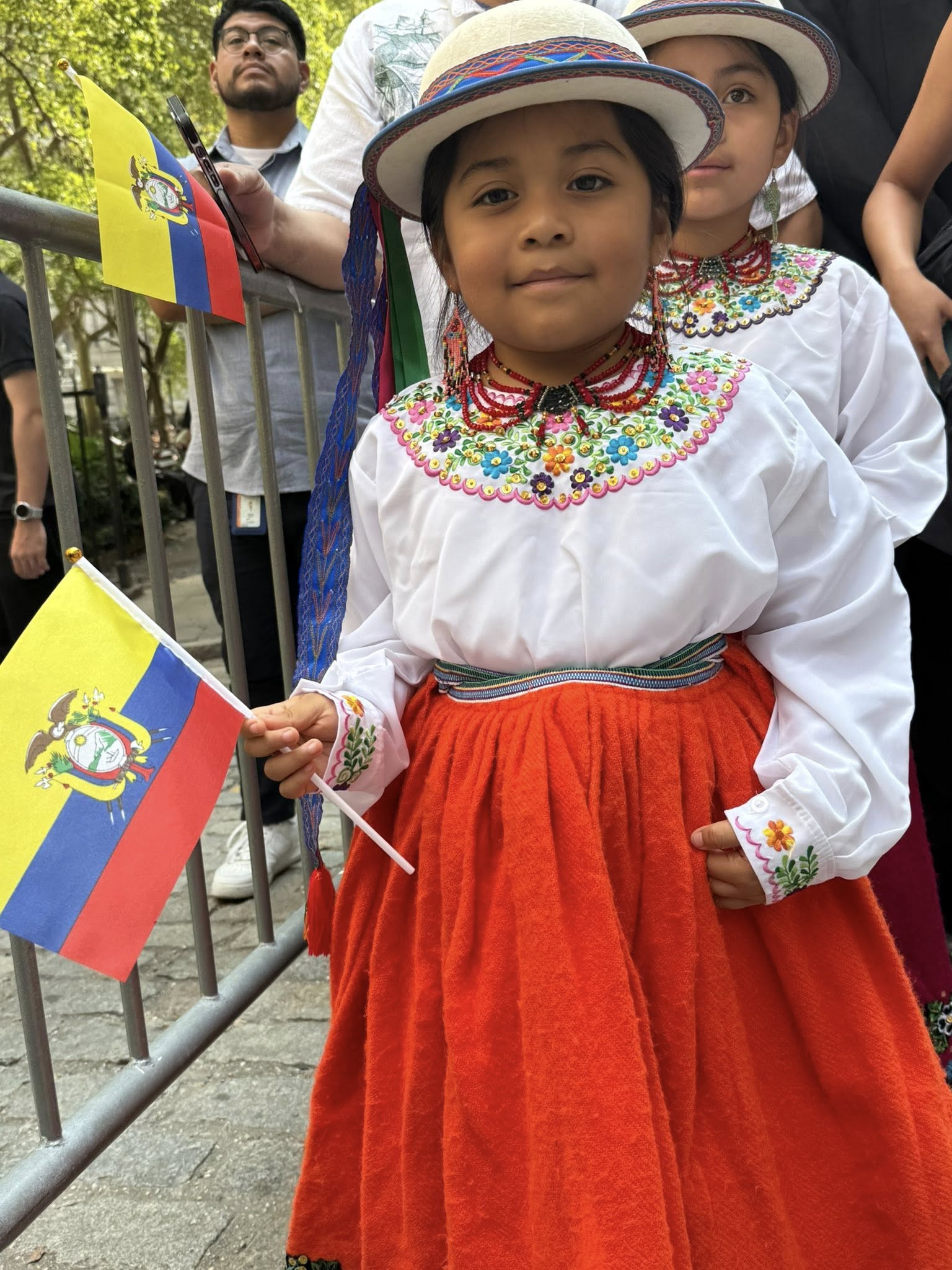 Una niña ecuatoriana con su bandera, en el área de Wall Street, donde fue izada la bandera de su país. foto consulado e ny