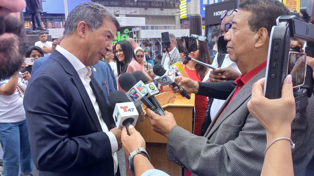El comisionado de DOT NYC, Ydanis Rodríguez es entrevistado por los medios de comunicacion en Times Square. Foto NYC DOT
