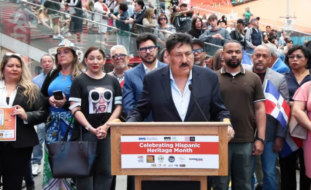 El empresario Pedro Zamora, co organizador del evento Latinos en Times Square 2025, explica detalles de la celebracion. Foto NYC DOT