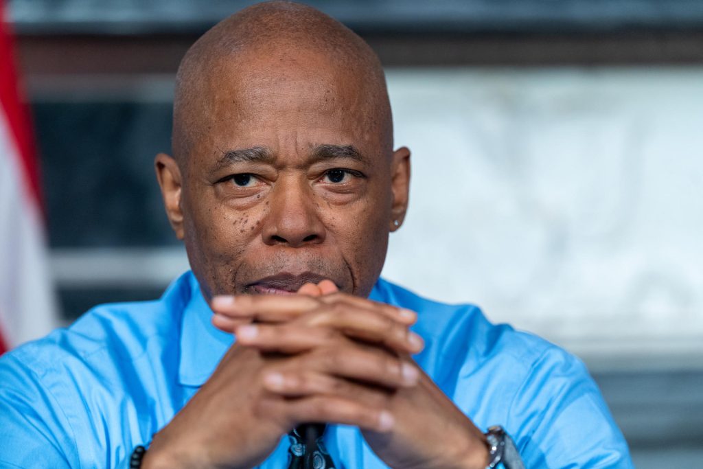 Fotografía de archivo del 6 de abril de 2025 del alcalde de Nueva York, Eric Adams, durante una rueda de prensa, en Nueva York. EFE