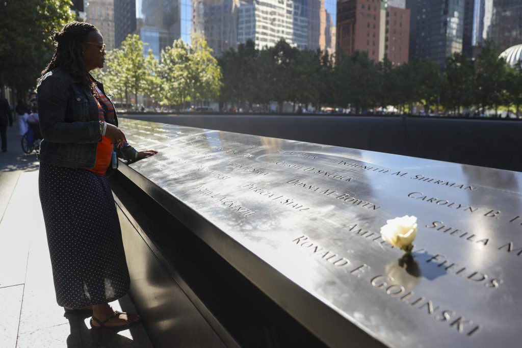 Familiares de los fallecidos en la tragedia del 11 de septiembre de 2001, recuerdan a sus seres queridos en el World Trade Center. EFE/EPA