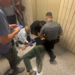 Periodista hospitalizado ICE Nueva York. Imagen del momento en que un reportero tuvo que ser atendido por el servicio de emergencia luego que agentes empujaron e hirieron a periodistas en el Edificio de Federal Plaza, Oficina de Inmigración. USCIS. Foto: Contributed