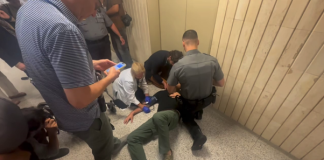 Periodista hospitalizado ICE Nueva York. Imagen del momento en que un reportero tuvo que ser atendido por el servicio de emergencia luego que agentes empujaron e hirieron a periodistas en el Edificio de Federal Plaza, Oficina de Inmigración. USCIS. Foto: Contributed