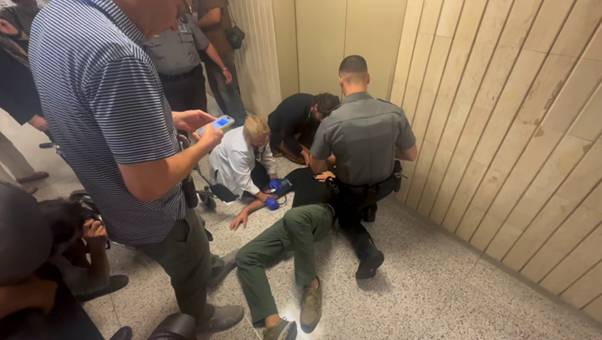 Periodista hospitalizado ICE Nueva York. Imagen del momento en que un reportero tuvo que ser atendido por el servicio de emergencia luego que 
agentes empujaron e hirieron a periodistas en el Edificio de Federal Plaza, Oficina de Inmigración. USCIS. Foto: Contributed