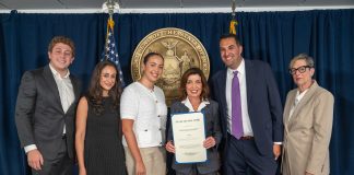 La gobernadora Kathy Hochul luego de firmar la ley que otorga seguridad en los campus universitarios de Nueva York. Foto NYS