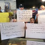 Beneficiarios del TPS sostienen carteles durante una rueda de prensa este lunes, en la Pequeña Habana en Miami. EFE