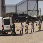 Migrantes detenidos son llevados por miembros de la Patrulla Fronteriza estadounidense a un vehículo, junto al muro fronterizo en El Paso, Texas (EE.UU). Imagen de archivo. EFE