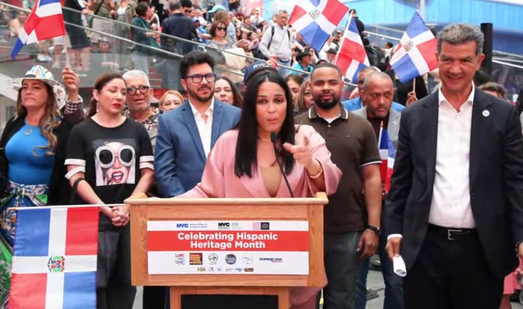 La conferencia de prensa en Times Square en donde se anunció el evento Latinos en Times Square para celebrar la Herencia Hispana. Foto NYC DOT

