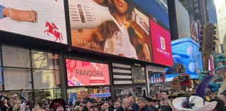 El comisionado de MOIA NYC, Manuel Castro, junto al comisionado de NYC DOT, Ydanis Rodriguez, durante la conferencia de prensa en Times Square para anunciar el Dia de los Muertos 2025. Foto NYH