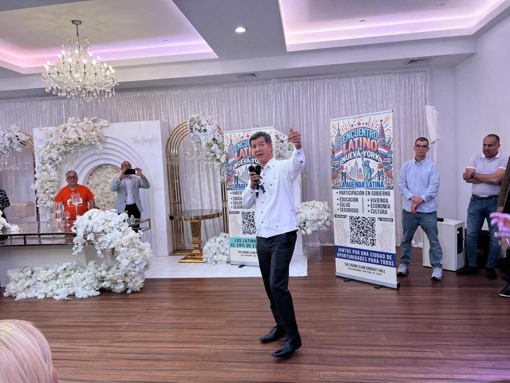 El comisionado de NYC DOT, Ydanis Rodriguez, durante la presentacion de su discurso sobre la agenda latina para las elecciones a la alcaldia de Nueva York. Foto NYH