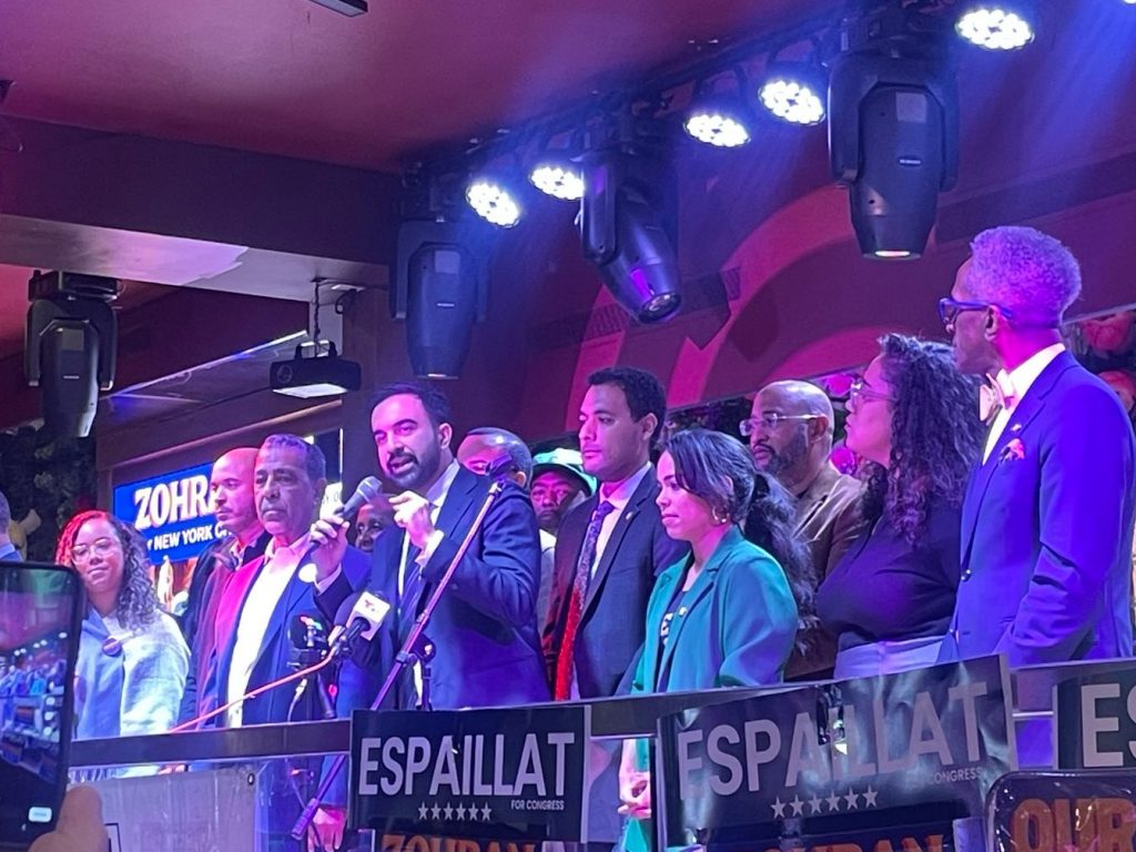 El congresista Adrianao Espaillat junto al candidato Zohran Mamdani, en Washington Heights. EFE