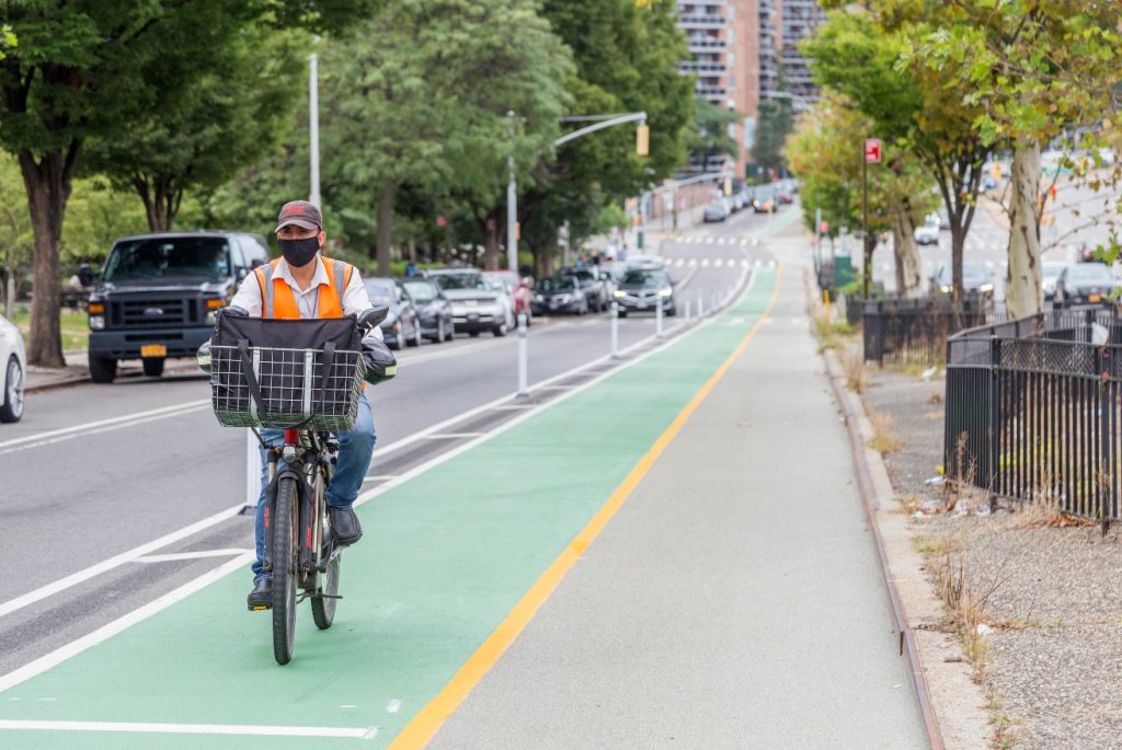 La Fase IV rediseñada de Queens Boulevard agregó carriles bici protegidos, nuevo espacio peatonal y carriles de entrada mejorados para mayor seguridad. Las lesiones de peatones se redujeron en un 45 % tras el rediseño. Foto: NYC DOT