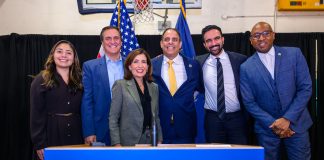 La gobernadora Kathy Hochul anuncia una financiación estatal de 5 millones de dólares para construir una nueva sede del Club de Niños de Queens en Astoria. (Of. gobernadora)