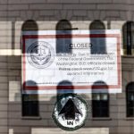 Sindicato de empleados federales pide al Congreso que reabra el Gobierno Imagen de un letrero de cierre en una de las agencias federales en Estados Unidos. EFE