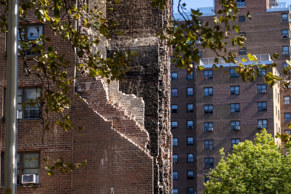 Imagen del derrumbe parcial de un edificio este miércoles, en el distrito de El Bronx en Nueva York. EFE