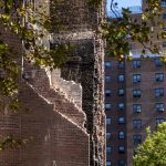 Imagen del derrumbe parcial de un edificio este miércoles, en el distrito de El Bronx en Nueva York. EFE