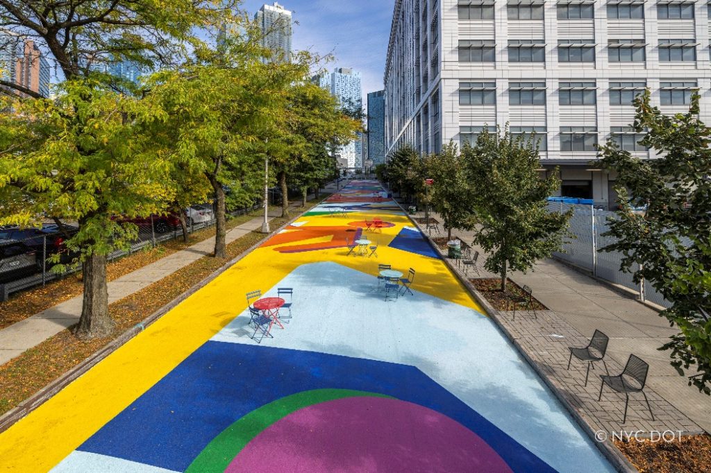 La Plaza de la Calle 29 exhibe uno de los murales de asfalto más grandes de la ciudad de Nueva York. Foto NYC DOT