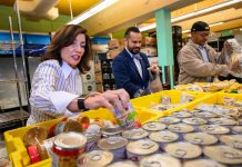 Hochul declara emergencia por recorte de ayuda alimentaria La gobernadora Kathy Hochul anuncia fondos para compra de alimentos para las familias que no recibirán SNAP por cierre del gobierno en Washington. Foto NYS