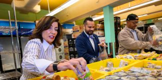 La gobernadora Kathy Hochul anuncia fondos para compra de alimentos para las familias que no recibirán SNAP por cierre del gobierno en Washington. Foto NYS
