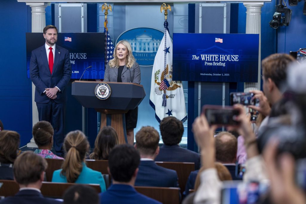 Advierten de despidos por cierre de Gobierno. La portavoz de la Casa Blanca, Karoline Leavitt señaló que la paralización administrativa podria causar despidos. EFE/EPA