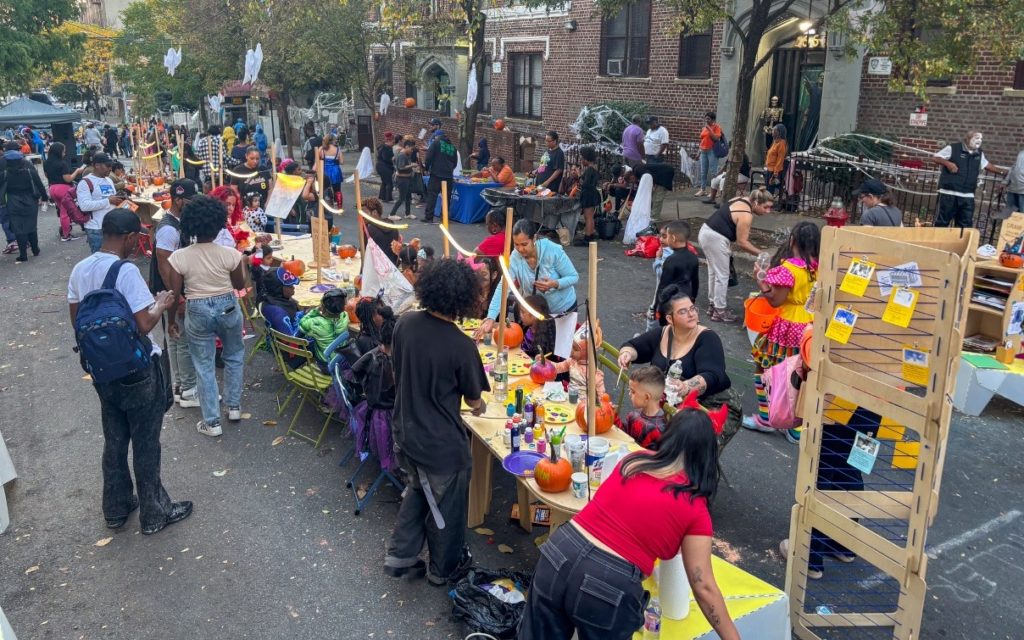 Neoyorquinos se reúnen en el evento "Trick-or-Streets" en la Avenida Decatur del Bronx.