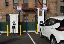 Nuevas estaciones públicas de carga rápida en el estacionamiento municipal del NYC DOT, ubicado en White Plains Road 2071, en El Bronx. Crédito: NYC DOT