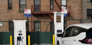 Nuevas estaciones públicas de carga rápida en el estacionamiento municipal del NYC DOT, ubicado en White Plains Road 2071, en El Bronx. Crédito: NYC DOT