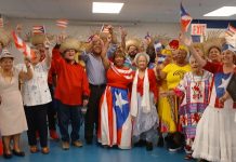 Un grupo de adultos mayores celebra el Mes de la Herencia Hispana, en la organización SSEC Raices. Foto NYC Aging Department